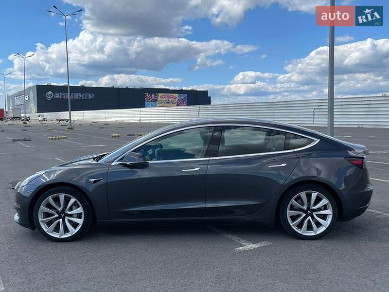 Седан Tesla Model 3 2018 в Львове