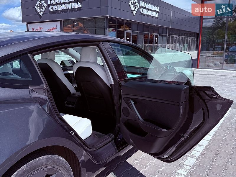 Седан Tesla Model 3 2022 в Львові