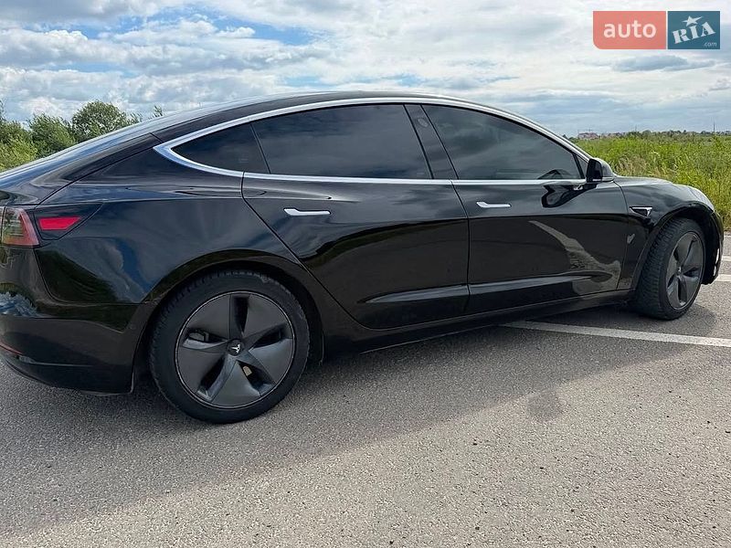 Седан Tesla Model 3 2020 в Львові