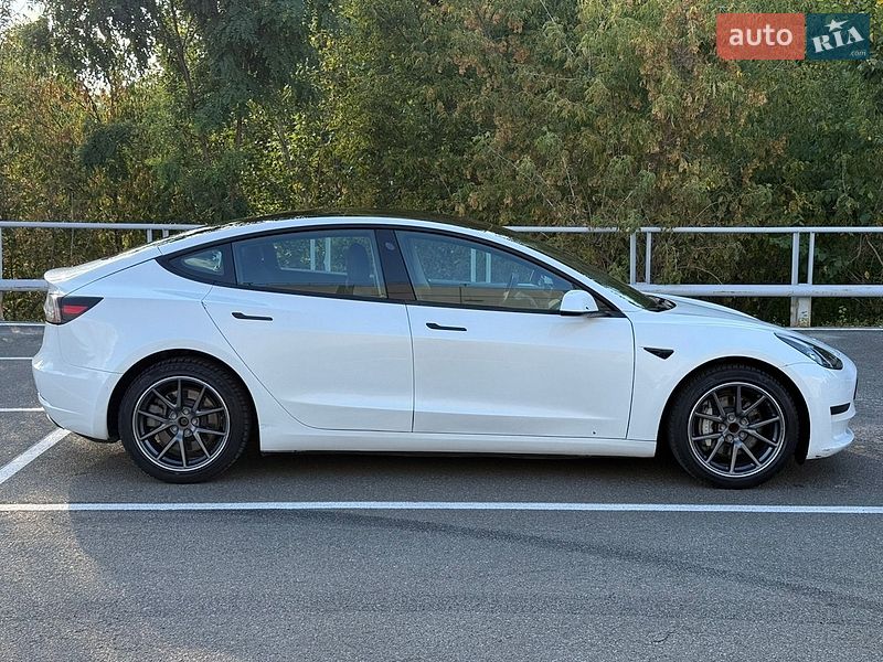 Седан Tesla Model 3 2021 в Києві