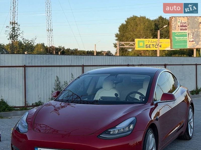 Седан Tesla Model 3 2018 в Вишневом