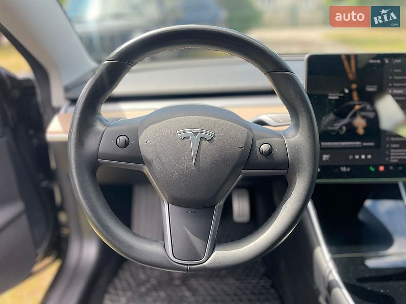 Седан Tesla Model 3 2019 в Львові