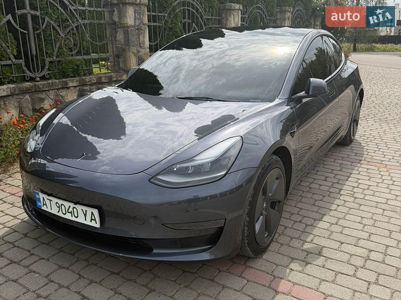 Седан Tesla Model 3 2023 в Івано-Франківську