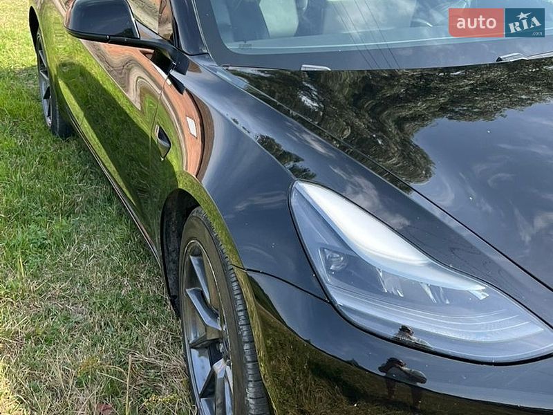 Седан Tesla Model 3 2021 в Волочиську