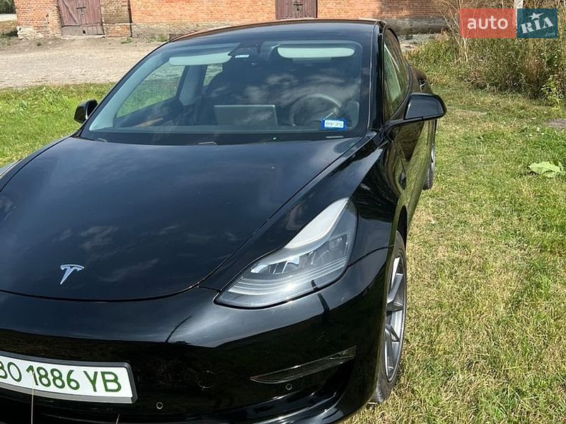 Седан Tesla Model 3 2021 в Волочиську