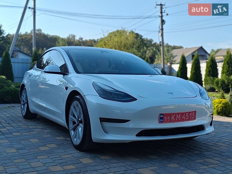 Tesla Model 3, фото з оголошення