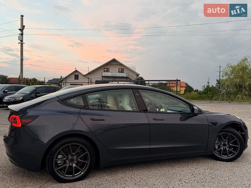 Седан Tesla Model 3 2024 в Дрогобыче