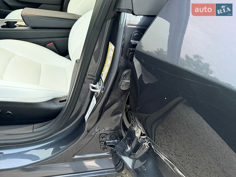 Седан Tesla Model 3 2024 в Дрогобыче
