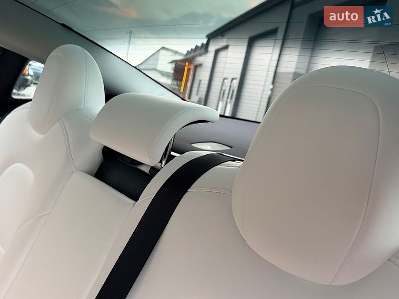 Седан Tesla Model 3 2024 в Дрогобыче