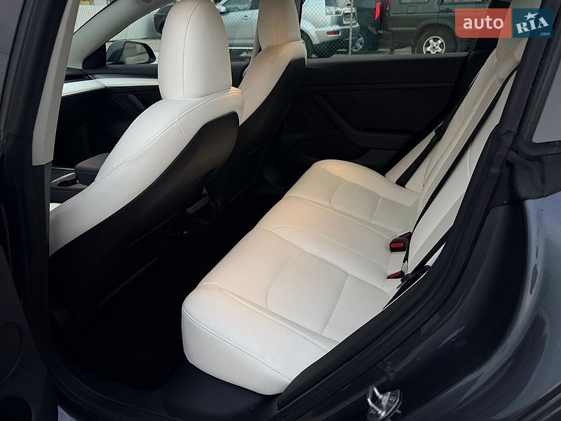 Седан Tesla Model 3 2024 в Дрогобыче