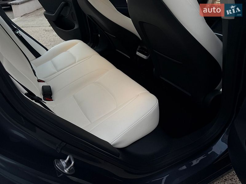 Седан Tesla Model 3 2024 в Дрогобыче