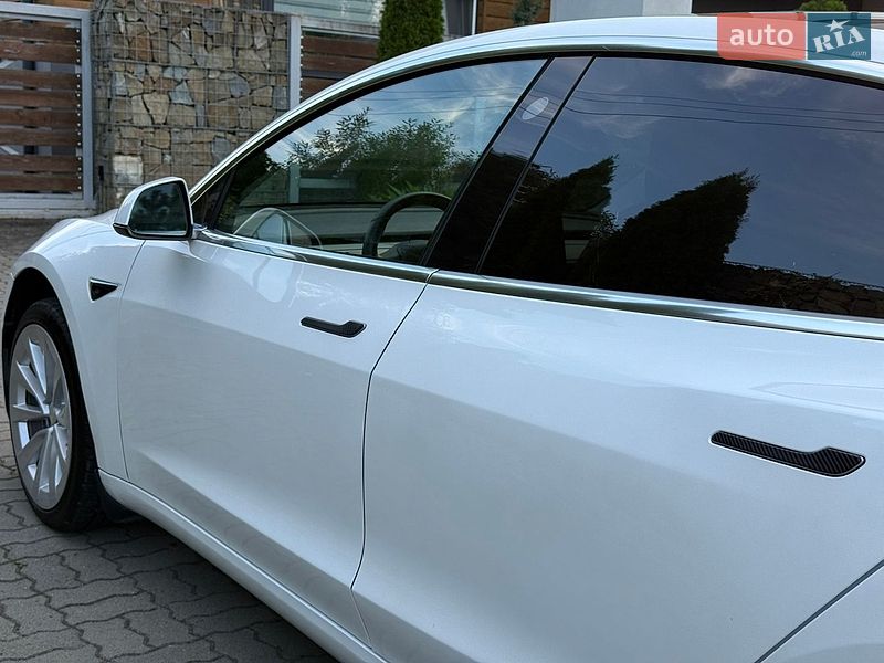 Седан Tesla Model 3 2020 в Стрые