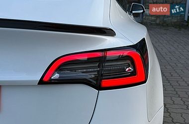 Седан Tesla Model 3 2020 в Стрые