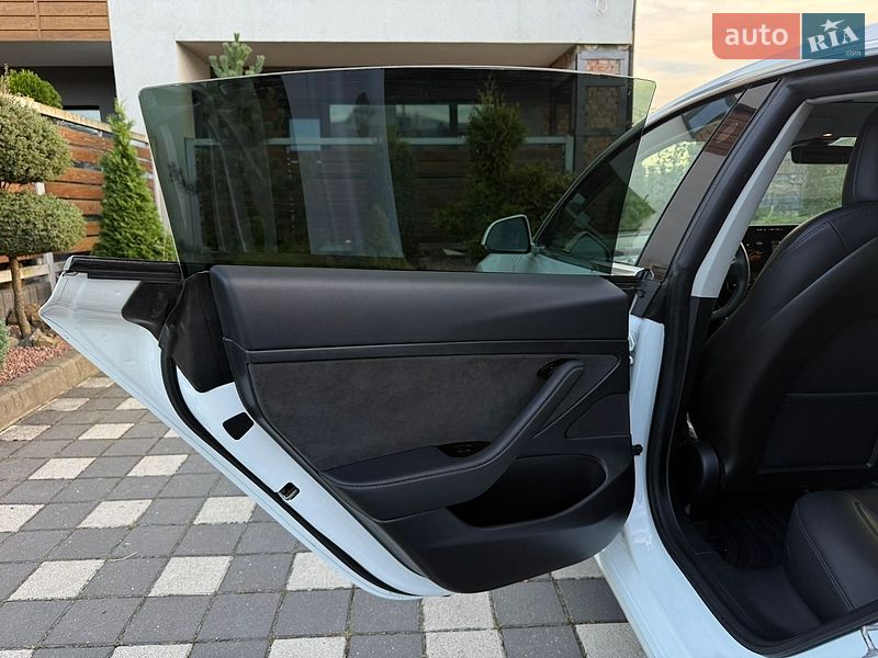 Седан Tesla Model 3 2020 в Стрые