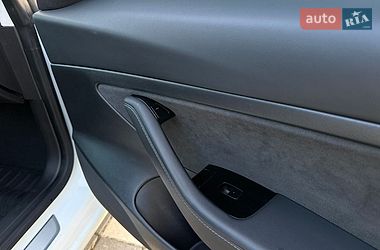 Седан Tesla Model 3 2020 в Стрые