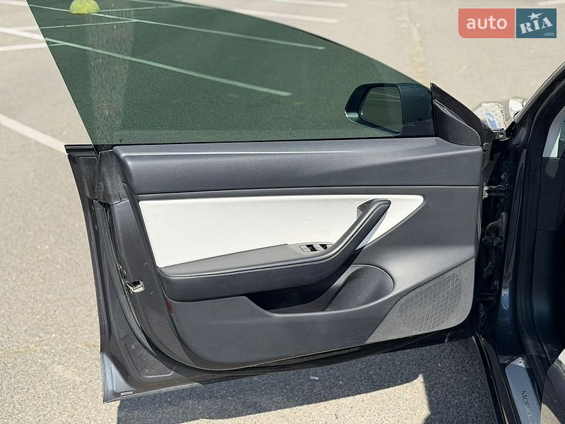 Седан Tesla Model 3 2018 в Києві
