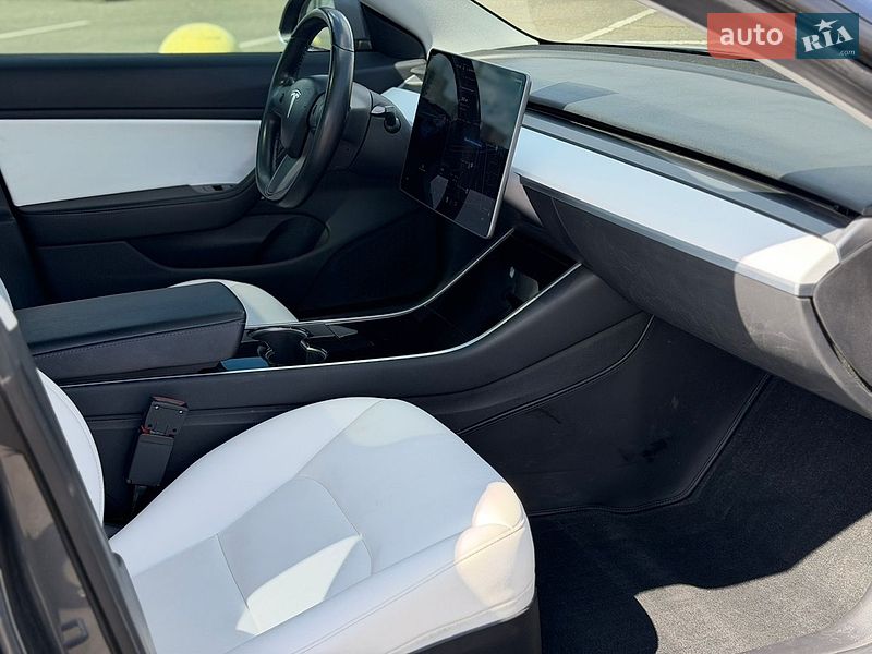 Седан Tesla Model 3 2018 в Києві