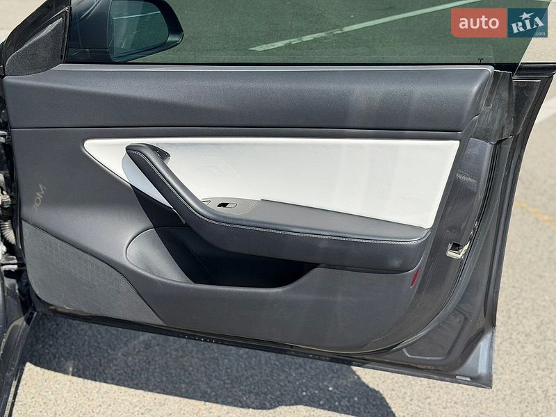 Седан Tesla Model 3 2018 в Києві