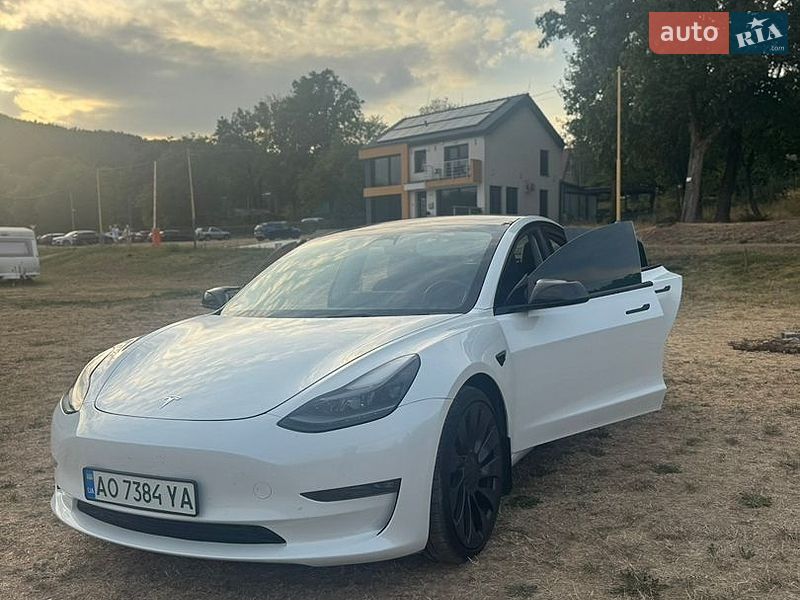 Седан Tesla Model 3 2023 в Ужгороді