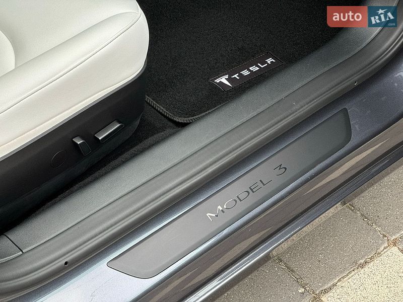 Седан Tesla Model 3 2023 в Стрые