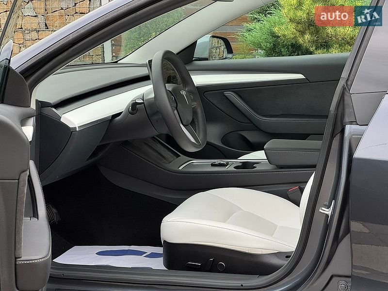 Седан Tesla Model 3 2023 в Стрые