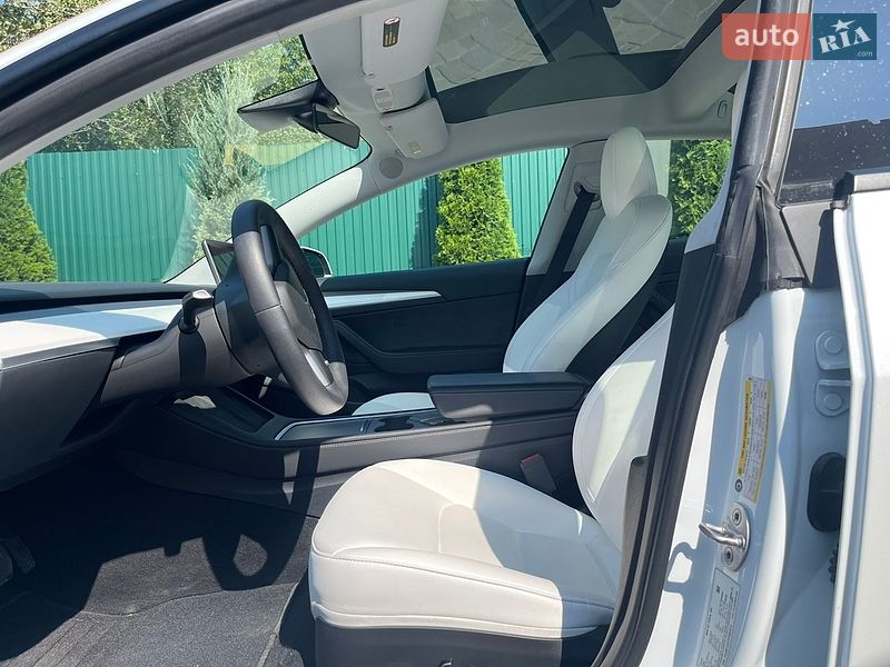 Седан Tesla Model 3 2023 в Моршине