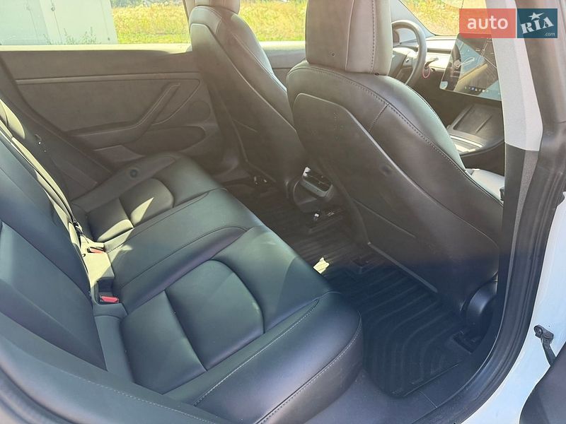 Седан Tesla Model 3 2021 в Луцке