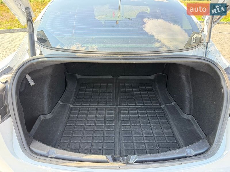 Седан Tesla Model 3 2021 в Луцке