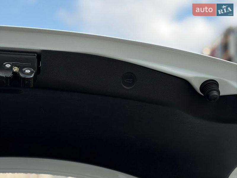 Седан Tesla Model 3 2022 в Киеве