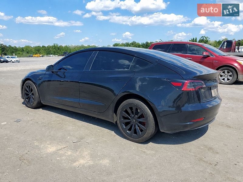 Tesla Model 3, фото з оголошення
