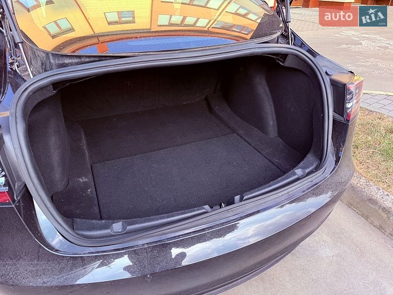 Седан Tesla Model 3 2018 в Львове