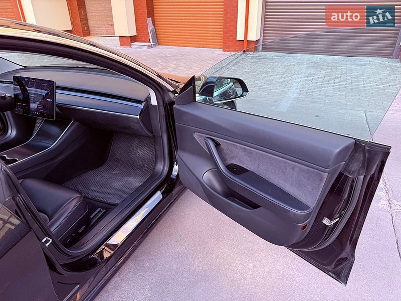 Седан Tesla Model 3 2018 в Львове