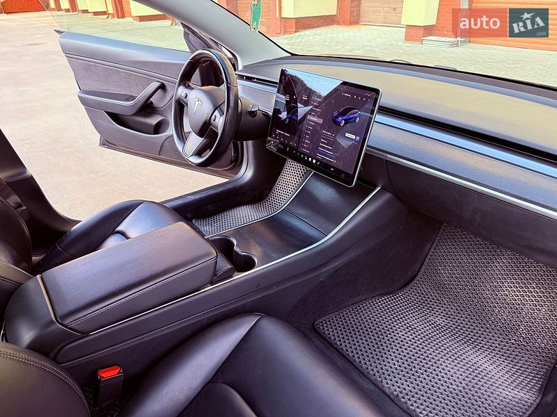 Седан Tesla Model 3 2018 в Львове