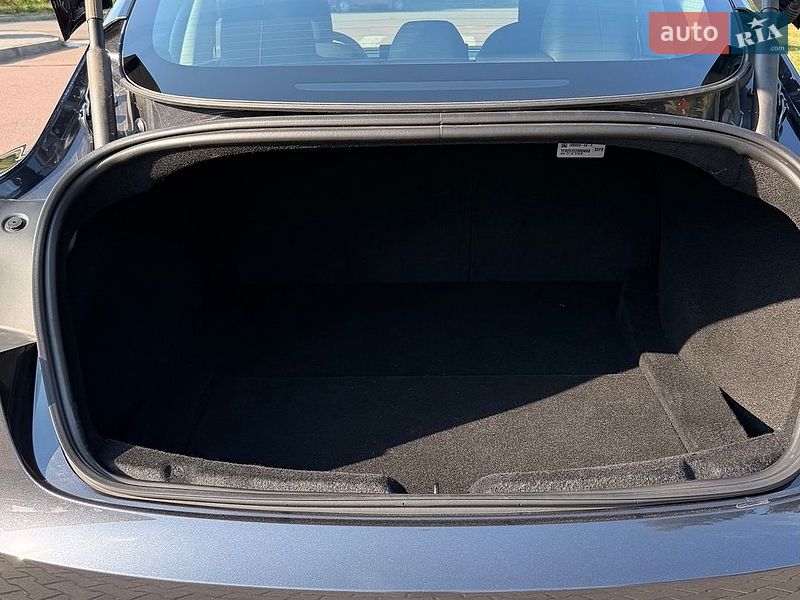 Седан Tesla Model 3 2025 в Калуше