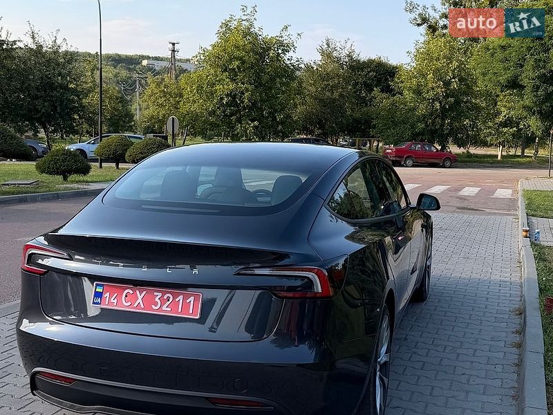 Седан Tesla Model 3 2025 в Калуше