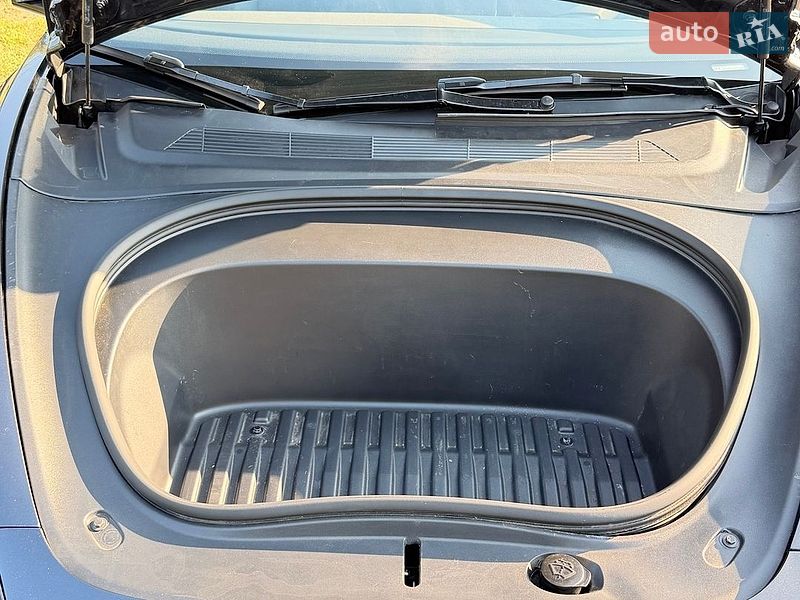 Седан Tesla Model 3 2025 в Калуше