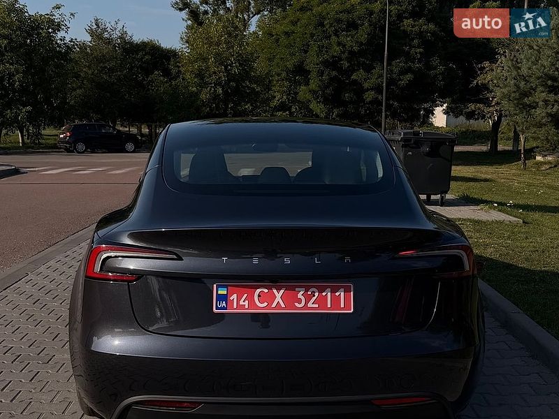 Седан Tesla Model 3 2025 в Калуше