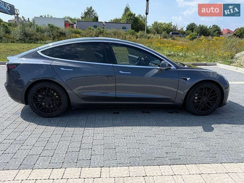Седан Tesla Model 3 2018 в Львове