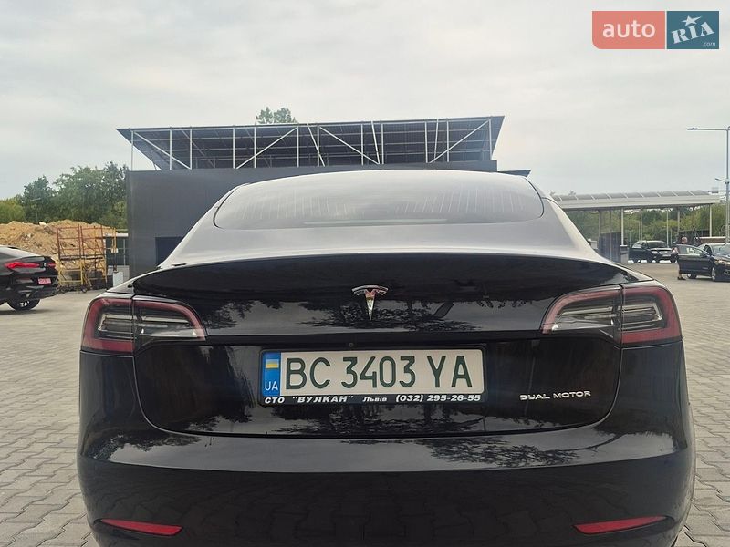 Седан Tesla Model 3 2019 в Львові