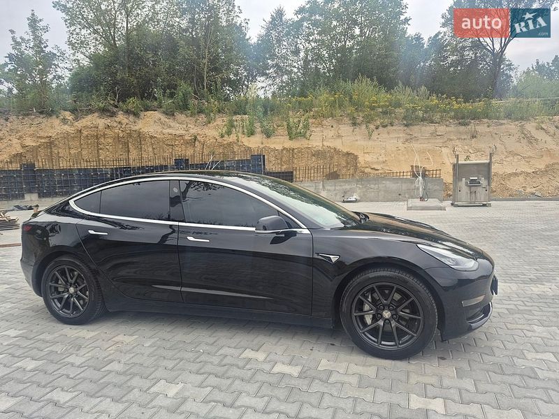 Седан Tesla Model 3 2019 в Львові