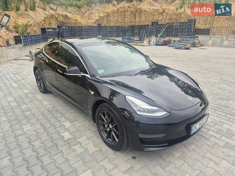 Седан Tesla Model 3 2019 в Львові