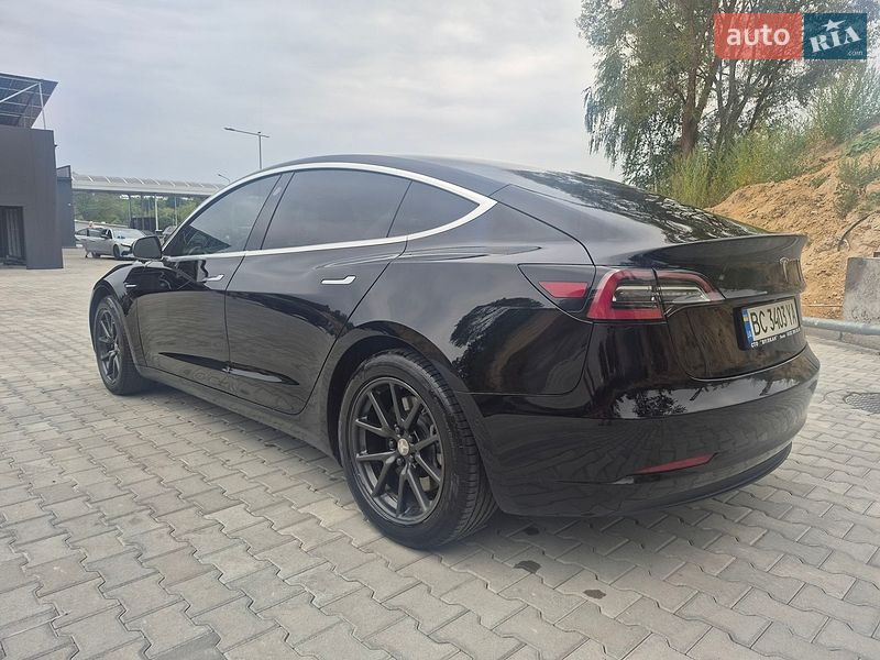 Седан Tesla Model 3 2019 в Львові