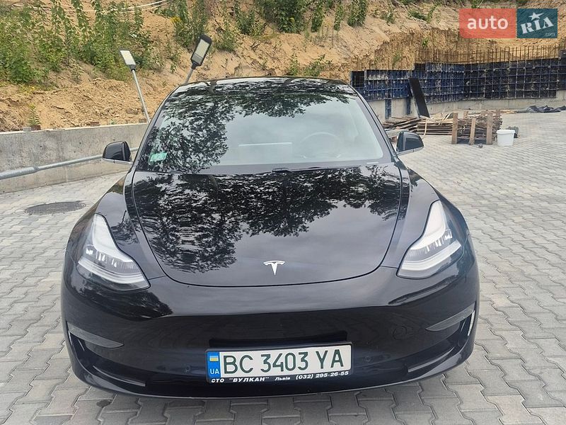 Седан Tesla Model 3 2019 в Львові
