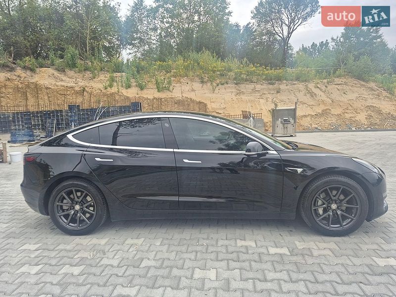 Седан Tesla Model 3 2019 в Львові