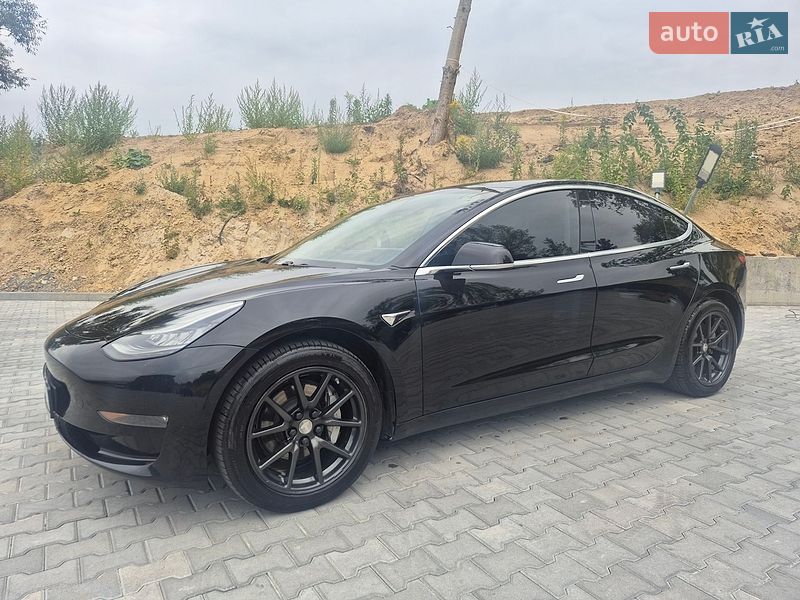 Седан Tesla Model 3 2019 в Львові