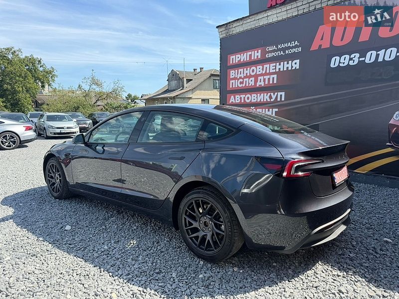 Седан Tesla Model 3 2025 в Стрию