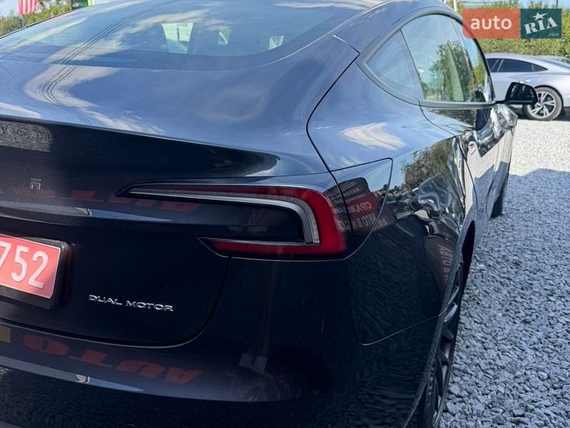 Седан Tesla Model 3 2025 в Стрию