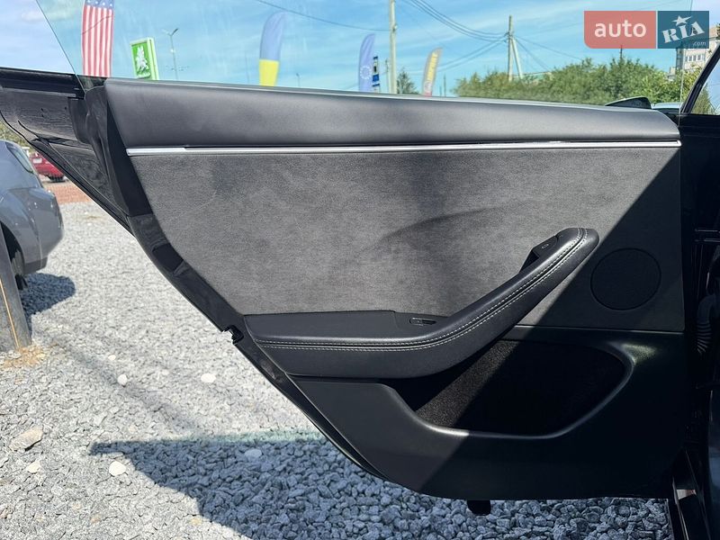 Седан Tesla Model 3 2025 в Стрию