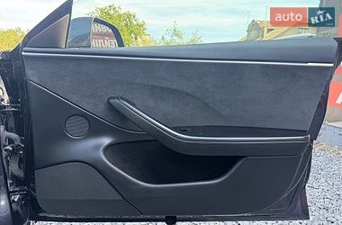 Седан Tesla Model 3 2025 в Стрию