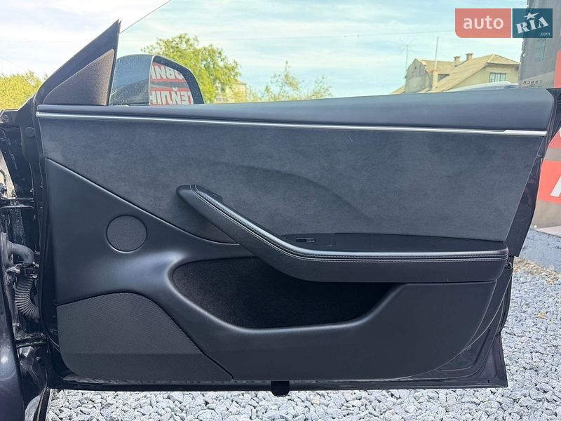 Седан Tesla Model 3 2025 в Стрию